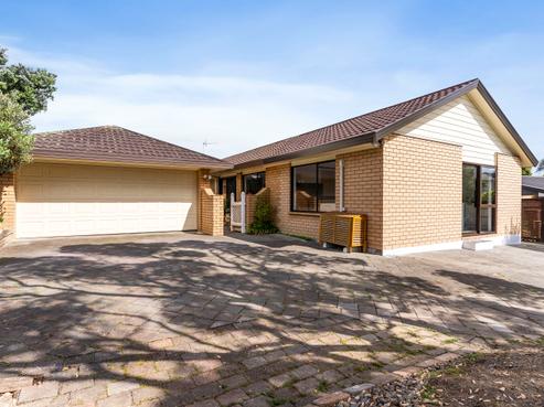 3 Voltaire Court, Botany Downs