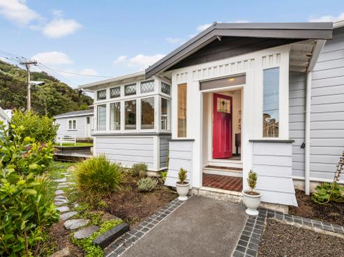 10 Brighton Street, Island Bay