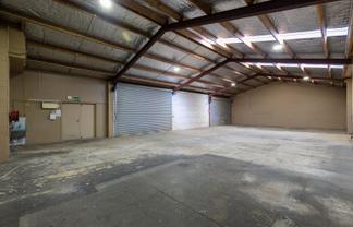 Prime high-exposure warehouse and showroom