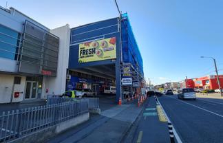 Showroom & Warehouse – Visibility Meets Function