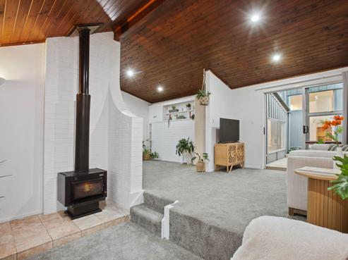 2/21 Howard Road, Northcote