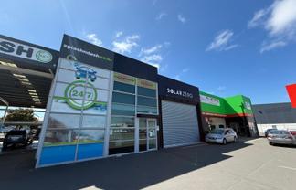 Showroom and Warehouse with Huge Profile