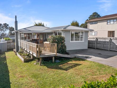 16 Pine Avenue, Henderson