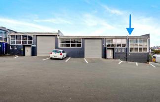 242 sqm warehouse / office + 6 car parks