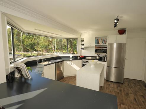 500 Mill Road North, Roslyn Bush