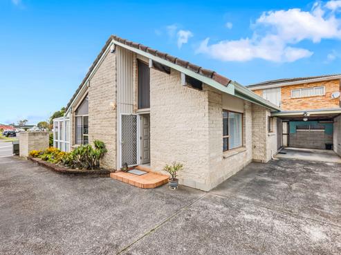 1/25 Akoranga Drive, Northcote