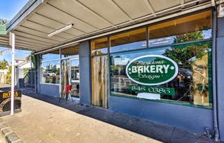 Iconic Bakery in Pt Chev | Available now