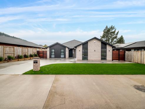 11 Lloyd Crescent, Pukehangi