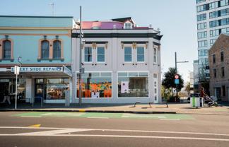 OPEN PLAN SHOWROOM RETAIL
