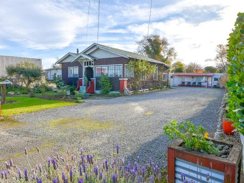 243 High Street North, Carterton