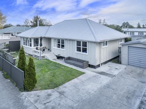 702E Park Road South, Akina