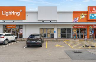 Showroom Retail with Exceptional Exposure