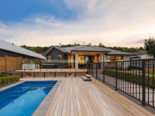 160 Lakes Boulevard, Pyes Pa