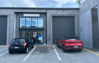 Near new warehouse/showroom