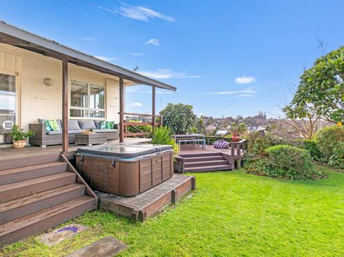 32 Woodford Avenue, Brookfield