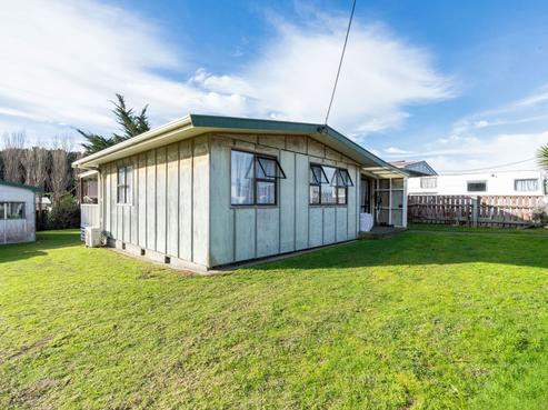 9 Hennessy Street West, Foxton Beach