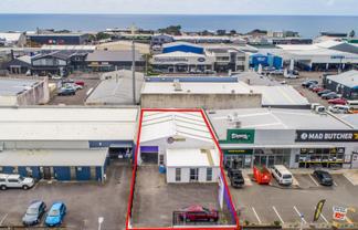 High-Visibility Space for Trade, Retail & More