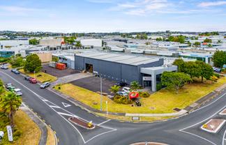 Small 50 sqm office plus carparks