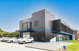 High profile showroom/warehouse space 