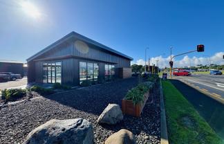 Office and Showroom with unrivalled profile