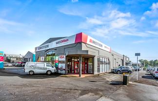 Prime High-Profile Corner – Showroom & Warehouse 