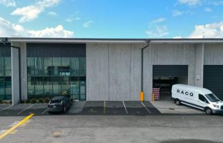 MODERN TILT SLAB INDUSTRIAL UNIT
