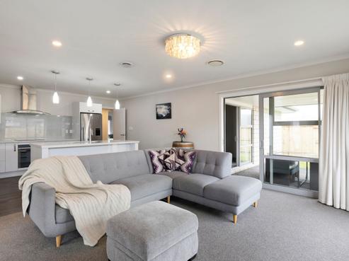 16 Oolong Court, Huntington
