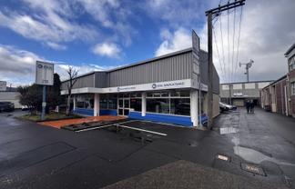 Warehouse with showroom on Udy Street!