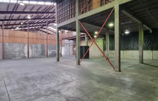 BULK STORAGE WITH CONTAINER PAD
