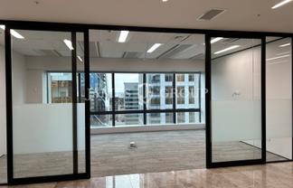 NORTH-FACING OFFICE WITH FITOUT