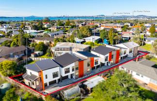 8D Rowan Terrace, Te Atatu South