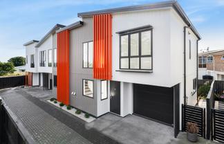8D Rowan Terrace, Te Atatu South