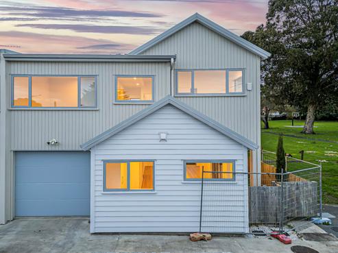 8A Taurima Avenue, Point England