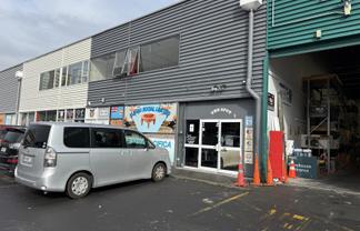 Prime showroom/warehouse for Lease