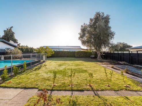 910A Ferguson Street, Akina