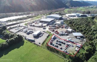 Convenient yard in sought-after Silver Stream!