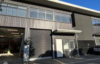 Modern Unit in a Great Location