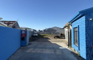 Compact Warehouse with Large Yard – Onekawa