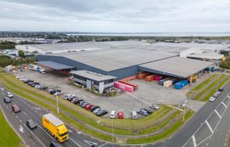 Large-scale logistics with drive-through access