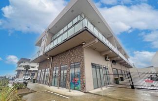 VERSATILE SHOWROOM AND OFFICE
