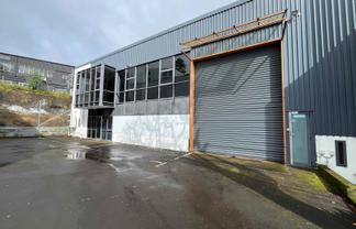KINGSLAND WAREHOUSE / OFFICE WITH ROLLER DOOR
