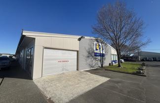 400m² Modern Warehouse & Showroom