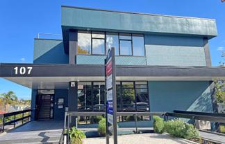 MODERN FITTED-OUT OFFICE
