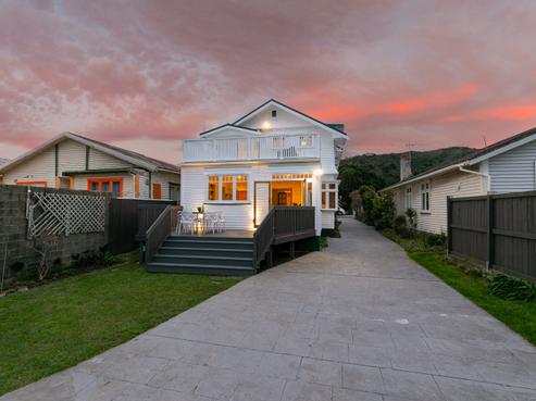 255 The Parade, Island Bay