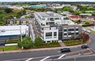 MODERN OFFICE IN PROFESSIONAL SETTING
