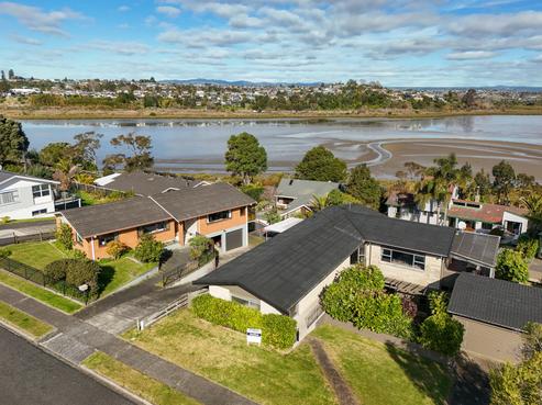 4 Sunny Bay Road, Matua