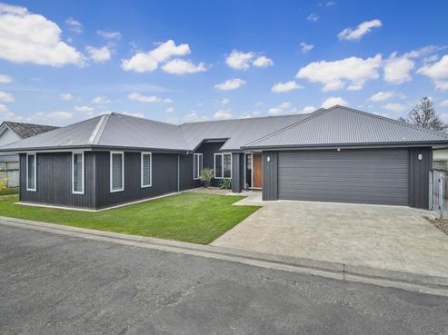 1031 Reka Street, Akina