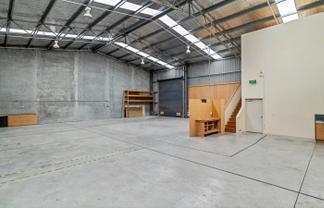 Versatile commercial warehouse for lease