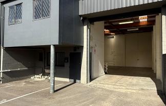 182sqm Industrial with 4 Car Parks