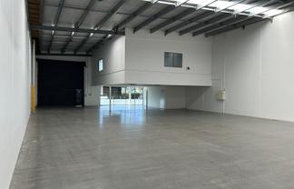 High-exposure Otahuhu industrial unit